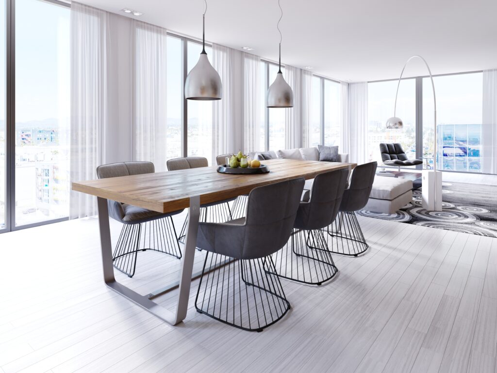 Designer Massivholz-Esstisch in einem Loft-Style-Appartement mit großen Hängelampen und Designer-Stühlen.